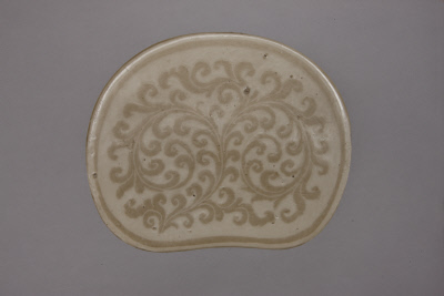 图片[2]-Ding Kiln White Glaze Steamed rolls Grass Pattern Waist Round Pillow-China Archive